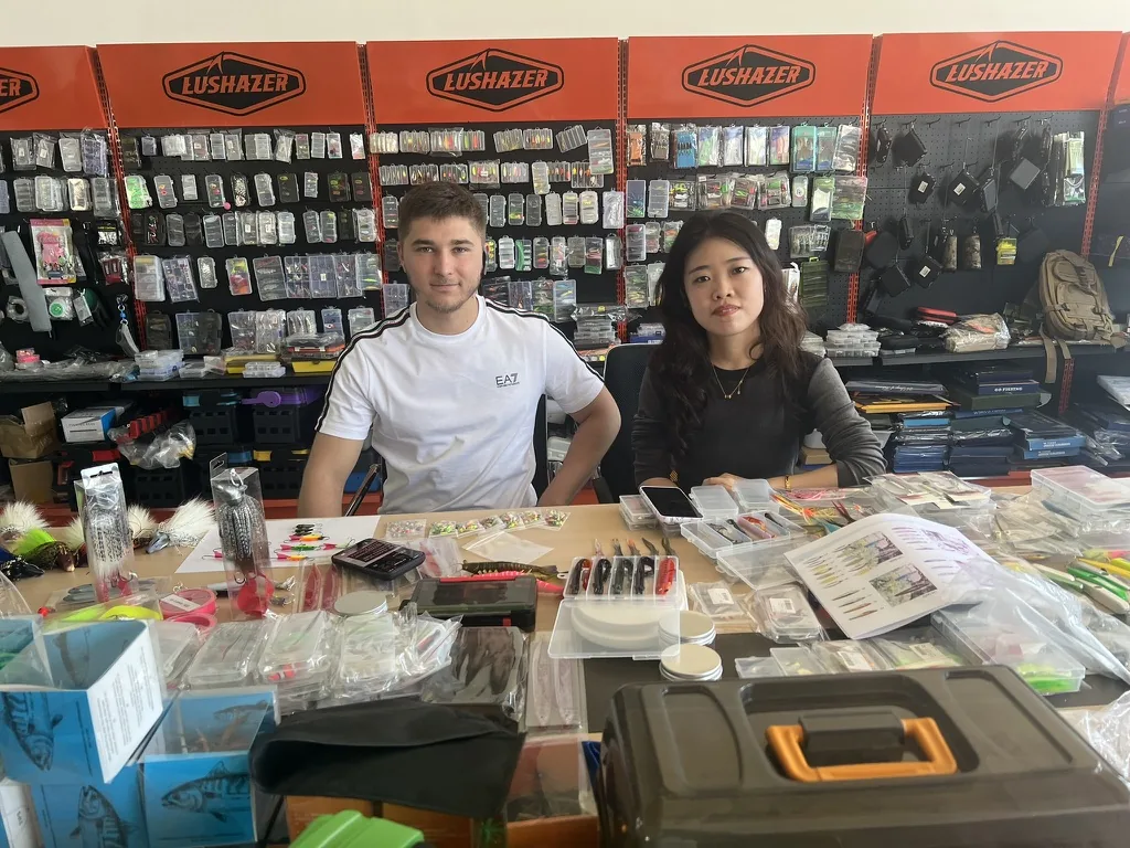 客户与 LUSHAZER 同事在公司产品展示区交流