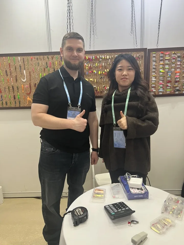 客户与 LUSHAZER 同事在渔具展会现场合影